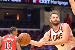Cavs籃球運動員在比賽中運球，附近有防守球員。 — 克里夫蘭騎士隊 壁紙