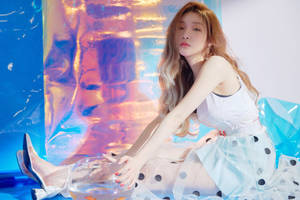身穿白色上衣和圓點裙的女性坐在魚缸旁，背景虹彩。 — 美學粉色GIF 壁紙