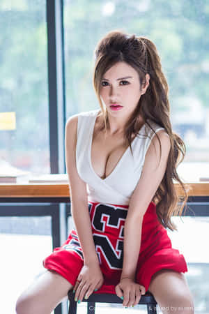 穿著啦啦隊服裝的女性在室內窗邊坐著 — 模特兒 壁紙