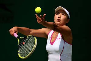 女網球運動員揮拍發球，球拍和球都在運動中。 — 運動 壁紙
