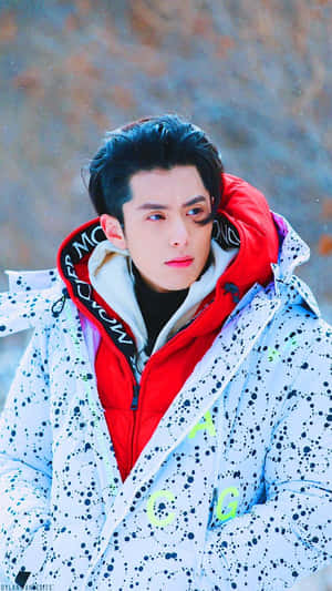 年輕男子穿著冬季外套站在雪地戶外場景中。 — 王嘉爾 壁紙