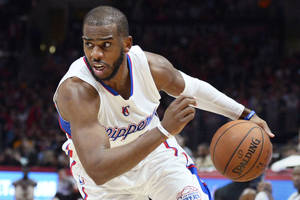 籃球運動員在比賽中身穿白色快艇隊球衣運球。 — 克里斯·保羅 壁紙