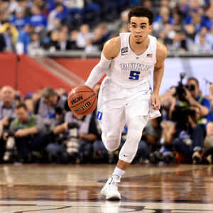 杜克大學籃球運動員在NCAA錦標賽比賽中運球。 — 運動 壁紙