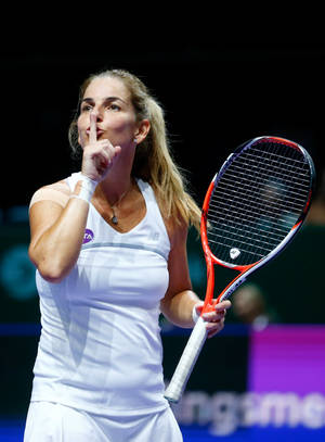 女網球選手拿著球拍，手指放在嘴唇上做出安靜手勢。 — 運動 壁紙