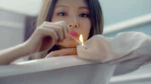 女性手持點燃的火柴靠近嘴唇 — 金範 壁紙