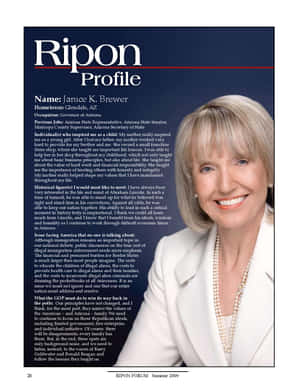亞利桑那州州長 Janice K Brewer 身穿白色西裝的肖像，附有文字資料。 — 美國 壁紙