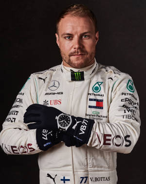 F1車手Valtteri Bottas身穿賽車服，雙臂交叉。 — 4:5 壁紙