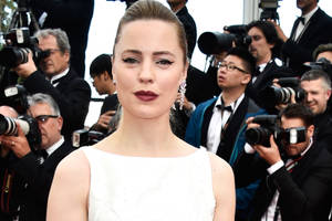 一位身穿白色連衣裙的女士在正式活動中為鏡頭擺姿勢。 — 女演員 壁紙
