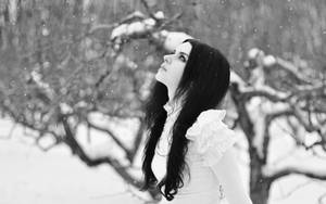 白色連衣裙女性在冬日森林中仰望飄雪。 — 酷寒冬季 壁紙