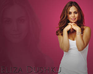 Eliza Dushku 身穿白色連衣裙，在粉紅色背景前，帶有褪色肖像。 — 美麗的公主 壁紙