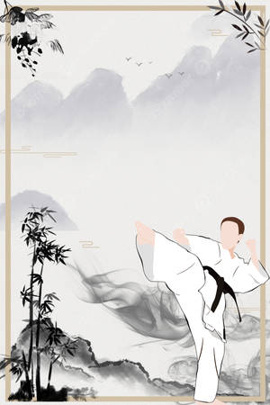 身穿白色道服的武術家在霧氣山巒景色中，伴隨竹子做出高踢腿動作。 — 運動 壁紙