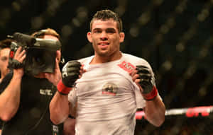 MMA拳手在UFC八角籠中與攝影團隊慶祝勝利 — 運動 壁紙