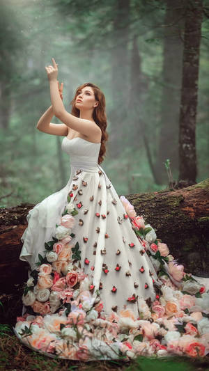 身穿花卉長袍的女性站在迷霧森林中向上伸手 — 婚紗 壁紙