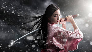 身穿粉紅色和服的女武士在雪暴中持刀。 — 日式 壁紙