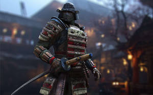 身穿傳統盔甲的武士戰士，在黃昏時分的霧村中手持武士刀。 — 榮耀戰魂 壁紙