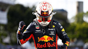 F1車手以紅牛賽車裝備慶祝勝利。