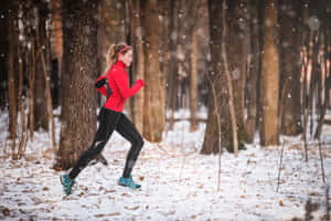 女性在冬季雪地森林中慢跑 — 寒冷 壁紙