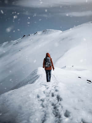 穿著紅色外套和背包在雪山中徒步的人。 — 寒冷 壁紙