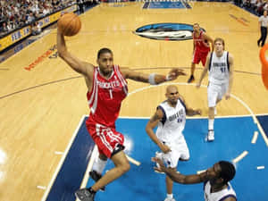 休士頓火箭球員在NBA比賽中對陣達拉斯獨行俠防守球員投籃。 — 多倫多暴龍 壁紙