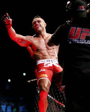 UFC拳手在八角籠內舉起拳頭慶祝勝利。 — 終極格鬥冠軍賽 壁紙