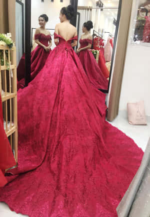女子在精品店鏡子前試穿紅色蕾絲婚紗。 — 婚禮 壁紙