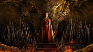 一位身穿紅金服飾的女王，站在被劍與火包圍的龍頭前。 — HBO 壁紙
