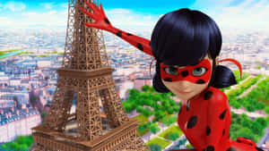 一位紅黑圓點超級女英雄在巴黎艾菲爾鐵塔旁揮手。 — Miraculous 壁紙