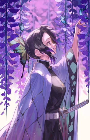 身穿紫色和服的動漫角色站在紫藤花藤下，蝴蝶飛舞。 — 鬼殺隊 善逸 壁紙