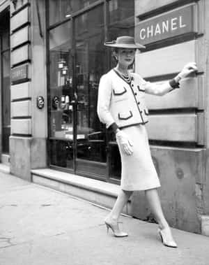 穿著復古 Chanel 服裝的女性走過 Chanel 商店 — 香奈兒 壁紙
