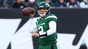 紐約噴射機四分衛在比賽中準備擲出橄欖球。 — NFL 美式足球 壁紙