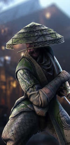 身穿綠色盔甲的武士戰士在霧氣瀰漫的小巷中夜間持劍。 — 榮耀戰魂 壁紙