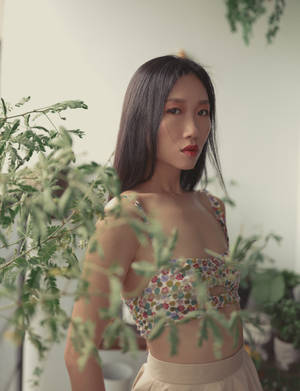 身穿花卉上衣的女性被室內植物環繞 — 比基尼 壁紙