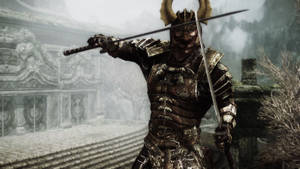 身穿暗色盔甲的武士武士在霧氣瀰漫的石頭庭院中手持武士刀。 — 異塵餘生 GIF 壁紙