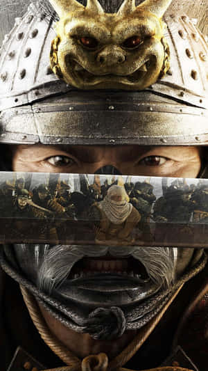 特寫一位戴著龍頭盔、刀刃反射出戰場景象的武士。 — 混沌武士 壁紙