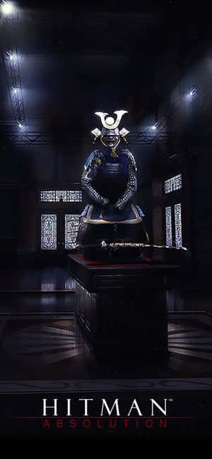 身穿藍色鎧甲的武士展示在黑暗廳堂的基座上，配有彩繪玻璃窗。 — iPhone 17e 壁紙