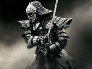 身穿精細鎧甲的武士在霧氣瀰漫的戰場上持劍。 — 混沌武士 壁紙