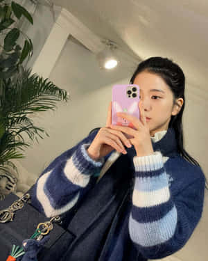 身穿條紋毛衣的年輕女性用兔子手機殼對著鏡子自拍。 — 美學 壁紙