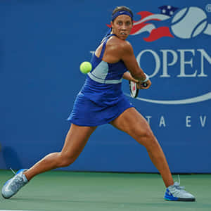 女網球選手在 US Open 比賽期間於綠色球場上揮拍。 — 運動 壁紙