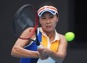女網球運動員專注擊球。 — 運動 壁紙
