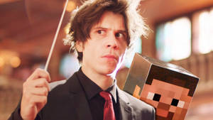 指揮家在音樂廳中手持指揮棒和Minecraft Steve頭顱。 — 桌面 壁紙