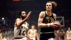 金州勇士隊球員在1970年代NBA比賽中運球越過紐約尼克隊防守球員。 — 金州勇士 壁紙
