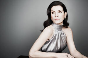 身穿銀色連衣裙的優雅女性在工作室肖像中向上凝視 — 女演員 壁紙