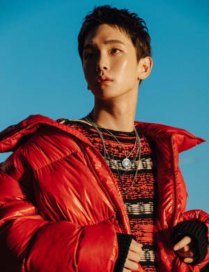 穿紅色羽絨外套的年輕男子仰望藍天 — 샤이니 壁紙