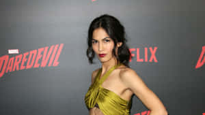 金色連衣裙女性在Marvel Daredevil Netflix活動中 — 夜魔俠 壁紙