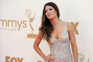 身穿銀色亮片連衣裙的女性在Emmys紅地毯活動中擺姿勢。 — 女演員 壁紙