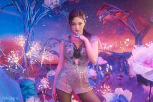 身穿閃亮服裝的女性在星空下魔法般發光的花園中擺姿勢。 — 暗紫色美學 壁紙