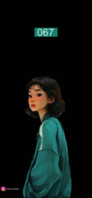 身穿青綠色外套的年輕女性，在黑色背景上回頭看，帶有綠色編號標籤。 — 067 魷魚遊戲 壁紙