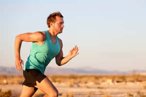 運動型男子在沙漠中夕陽下奔跑 — Running 壁紙