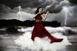 紅裙女子在暴風雲上拉小提琴，背景為海洋。 — 奇幻藝術 壁紙