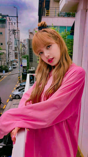身穿粉紅色服裝的年輕女性在城市陽台上擺姿勢 — Lalisa manoban 動圖 壁紙